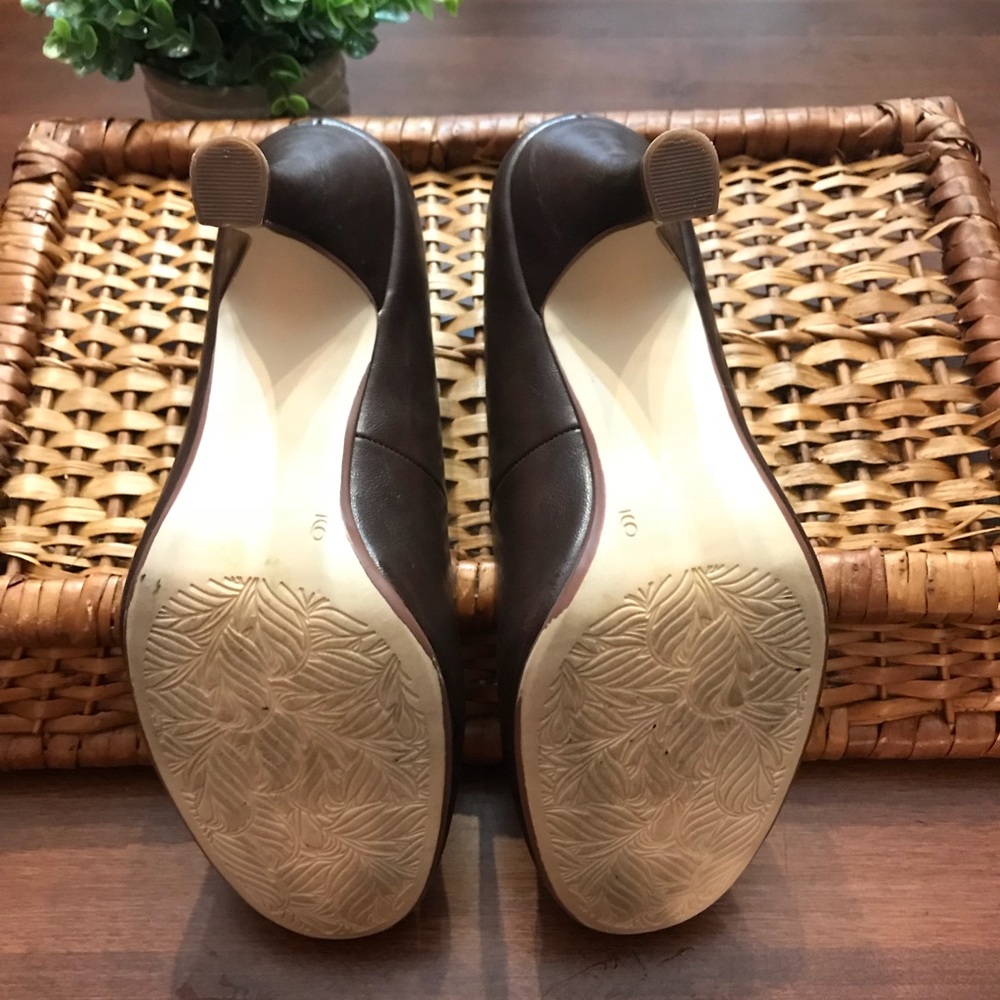 Classic Brown Heels - Like new! - Picture 4 of 5